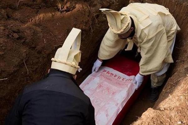 梦见死人的场面是什么兆头(梦见死人的场面是什么兆头脑淤血)