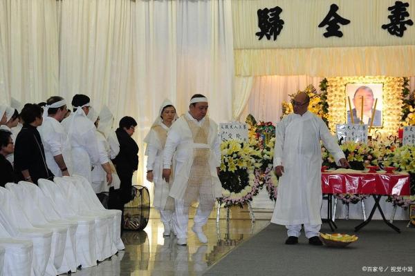 梦见出殡的队伍是什么意思(梦见出殡的队伍是什么意思佛滔)