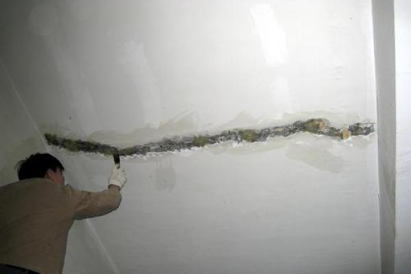 梦见下雨房子漏水了是什么征兆(女人梦见屋顶漏水啥预兆)
