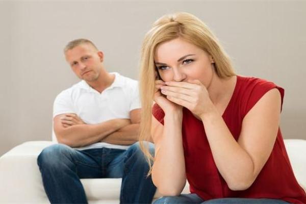 已婚男人梦见自己老婆对他笑(梦见老婆对我有说有笑)