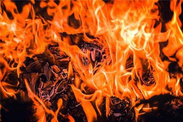 梦见大火烧房子是什么兆头(梦见大火烧房子是什么兆头我大声喊发火了)