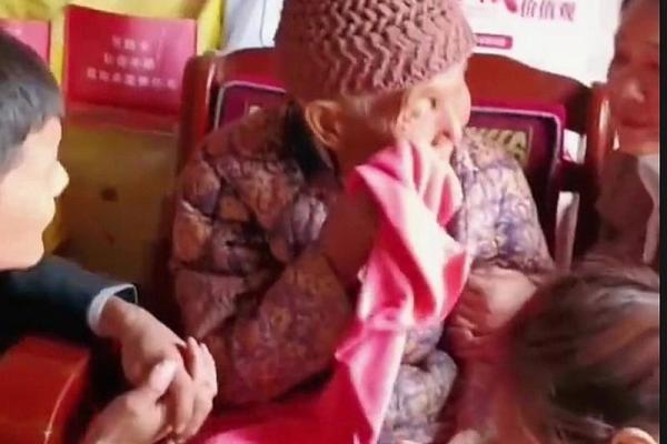 女儿梦到妈妈死了是什么征兆(梦见女儿叫妈妈是什么预兆)