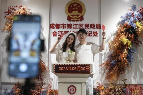 2025腊月领证吉日(2020年腊月领结婚证好不好)