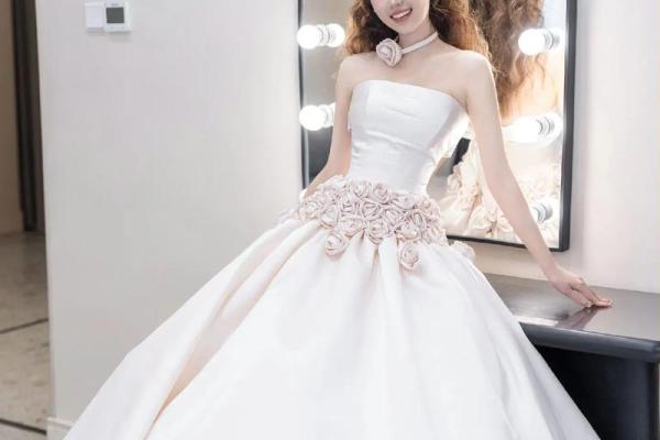 10月份结婚穿搭吉日(十月份结婚穿什么样的婚纱) 10月份结婚穿搭吉日(十月份结婚穿什么样的婚纱)